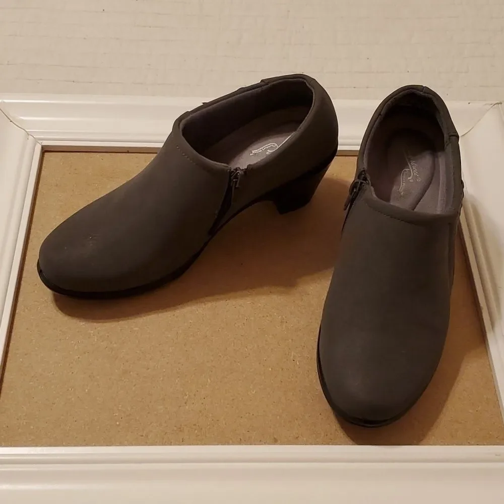 NWOT Easy Street gray ankle booties size 7 1/2 WW